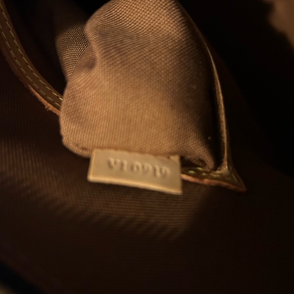 LOUIS VUITTON BAG - Picture 9 of 10
